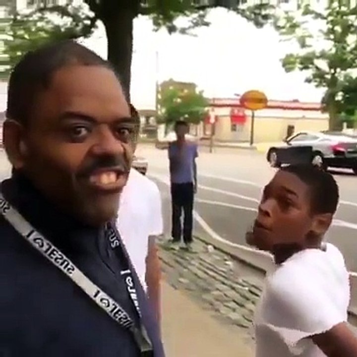 Ces ados débiles frappent un handicapé sans aucune raison