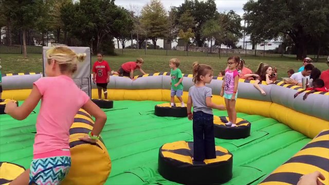 Cette gamine est une future cascadeuse... Elle n'évite pas les obstacles elle les prend de face