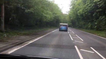 Il transporte un canapé sur sa voiture décapotable... WTF