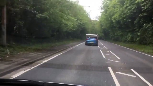 Il transporte un canapé sur sa voiture décapotable... WTF