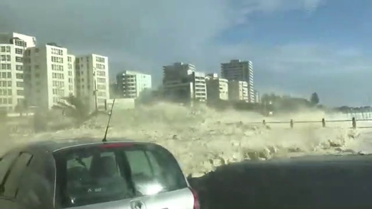 Ils viennent admirer les vagues en pleine tempê...