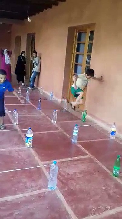 Course entre Ayoub et Oussama sur un parcours d'obstacles en forme réduite de sauts de haies