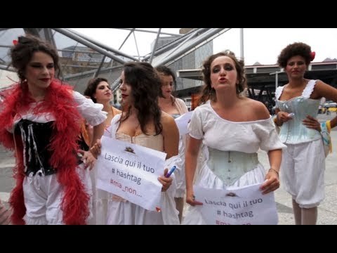 Napoli - Manon Lescaut al San Carlo, flash mob in metro (08.06.17)