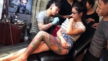 Ragazza fa un scherzo tremendo al tatuatore