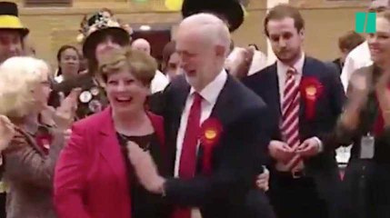L'énorme moment de gêne de Jeremy Corbyn qui fête ses bons résultats