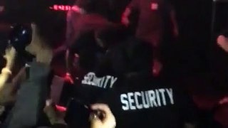 Un 'fan' monte sur scène et frappe le rappeur Xxxtentacion et se fait défoncer par la sécurité