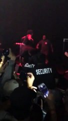 Un 'fan' monte sur scène et frappe le rappeur Xxxtentacion et se fait défoncer par la sécurité