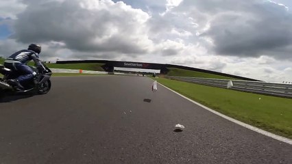 Un motard perd connaissance sur un circuit !