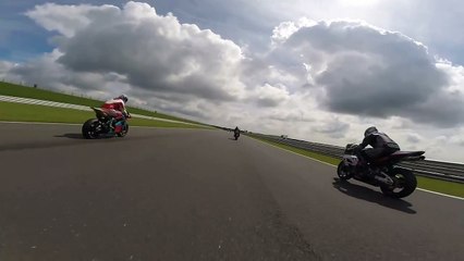 Un motard mis K.O par un débris à 225 km/h
