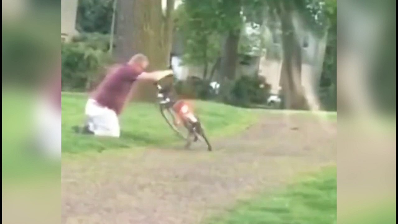 Quand un homme ivre tente de monter sur un vélo !