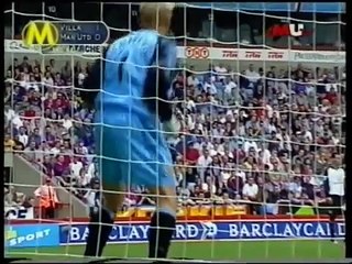 Beckham and Giggs takes a freeckick together