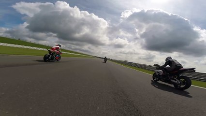 Un motard mis KO par un débris perd connaissance et se crashe à plus de 225 km/h