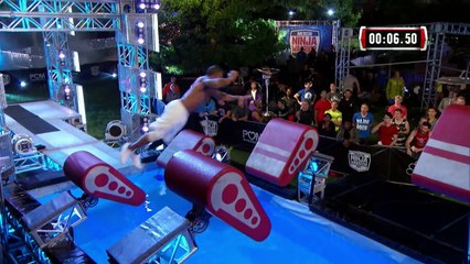 Un homme avec une prothèse à American Ninja Warrior