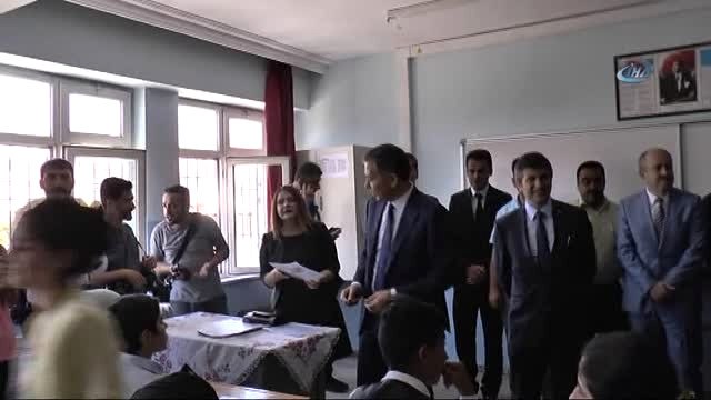 Öğrencilere Karne Hediyesi Spor Ayakkabısı