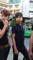 Biến căng...thanh niên bảo vệ môi trường trước nhà thờ