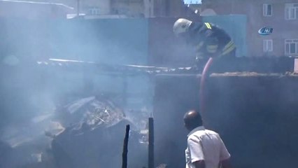 Diyarbakır'da Korkutan Yangın... İki Katlı Ev Kullanılamaz Hale Geldi, 5 Kişi Dumandan Etkilendi