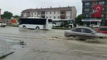 Aşırı Yağışlar Caddeleri Sular Altında Bıraktı