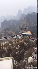 Vrište od straha, padaju po podu i plaču: Ovi ljudi su jedva prešli stakleni most na 120 metara visine