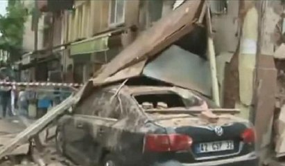 Kumkapı'da metruk bina çöktü... Olay yerinden ilk görüntüler