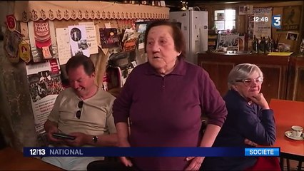 Fenêtre sur le plus vieux café de France dans les Landes