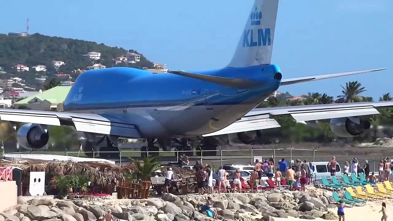 Touristes VS Souffle d'un Avion au décollage... Aéroport de Saint-Martin