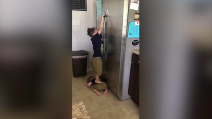 Des gamins pret à tout pour ouvrir le frigo...