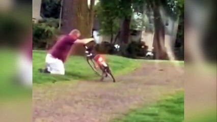 Ce gars bourré est en galère avec son vélo