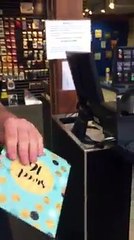 Rapaz recebe presente do pai recentemente falecido