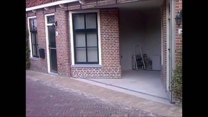 Ce mur.. est une porte de garage cachée !