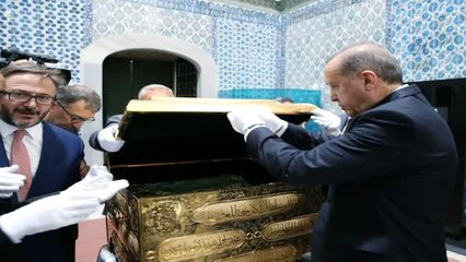 Cumhurbaşkanı Erdoğan, Hırka-ı Saadet'i Ziyaret Etti