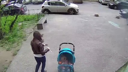 Maman sauve son bébé de la mort de justesse (VIDÉO)