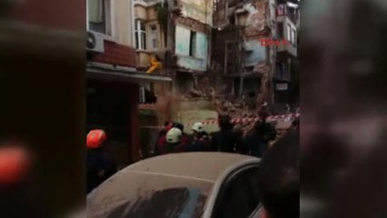 Kumkapı'da Metruk Bina Çöktü