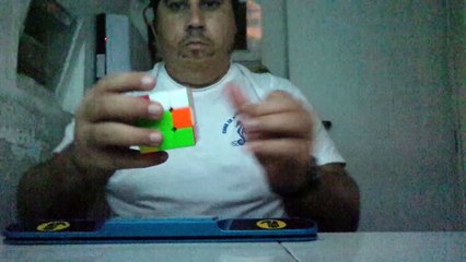 Resolvendo cubo mágico com uma mão em 44.47 Segs