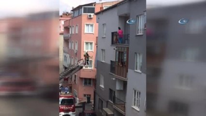 Apartmanın Duvar Deliğine Sıkışan Kırlangıcı İtfaiye Kurtardı