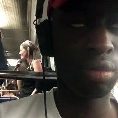 Une femme réalise une prestation assez particulière dans le métro