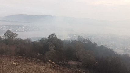 Video herunterladen: Smoke Shrouds South African Town Ravaged by Wildfire