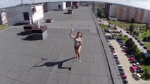 Drone becca ragazza sul tetto di un palazzo che prendeva il sole