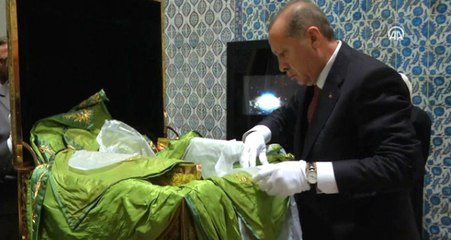 Cumhurbaşkanı Erdoğan, Hırka-ı Saadet'i Ziyaret Etti