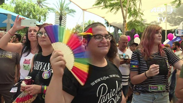 Foule joyeuse à la Gay Pride de Tel-Aviv