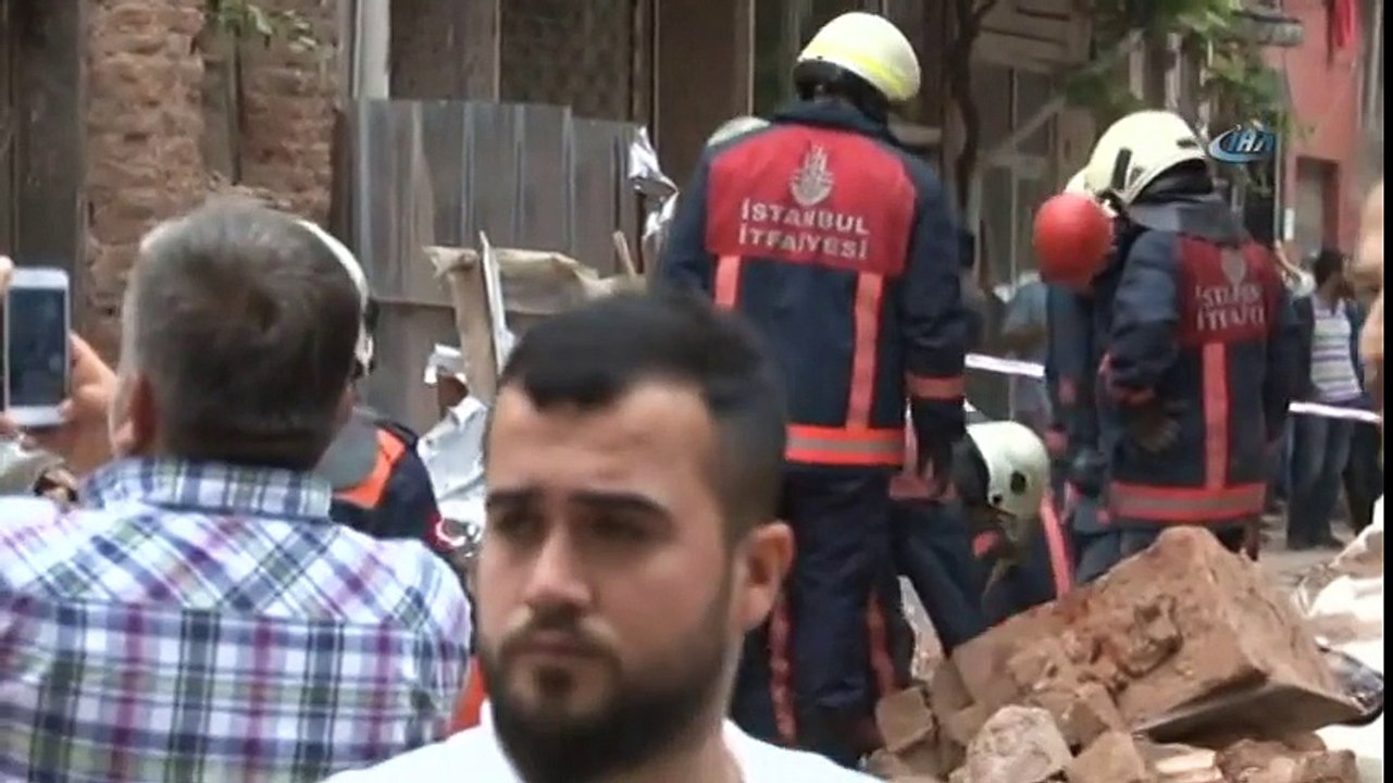 Fatih'te Metruk Bir Bina Çöktü