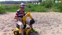 CARS TOYS BRUDER DIGGER | Экскаватор в песке ищет маленькую Машинку Обзор Машинок Игрушки для Детей