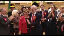 Législatives Britanniques : Jeremy Corbyn fait un high-five sur le sein de sa collaboratrice (Vidéo)
