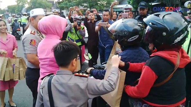 Kejutkan Pengendara Lewat Operasi Kendaraan, Polres Karanganyar Bagi Takjil