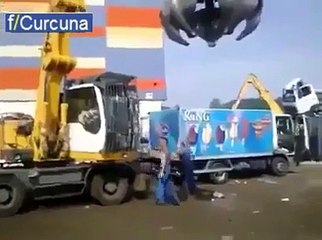 Sinirlenen adamın hunharca yaptıkları - Funny videos - Komik videolar