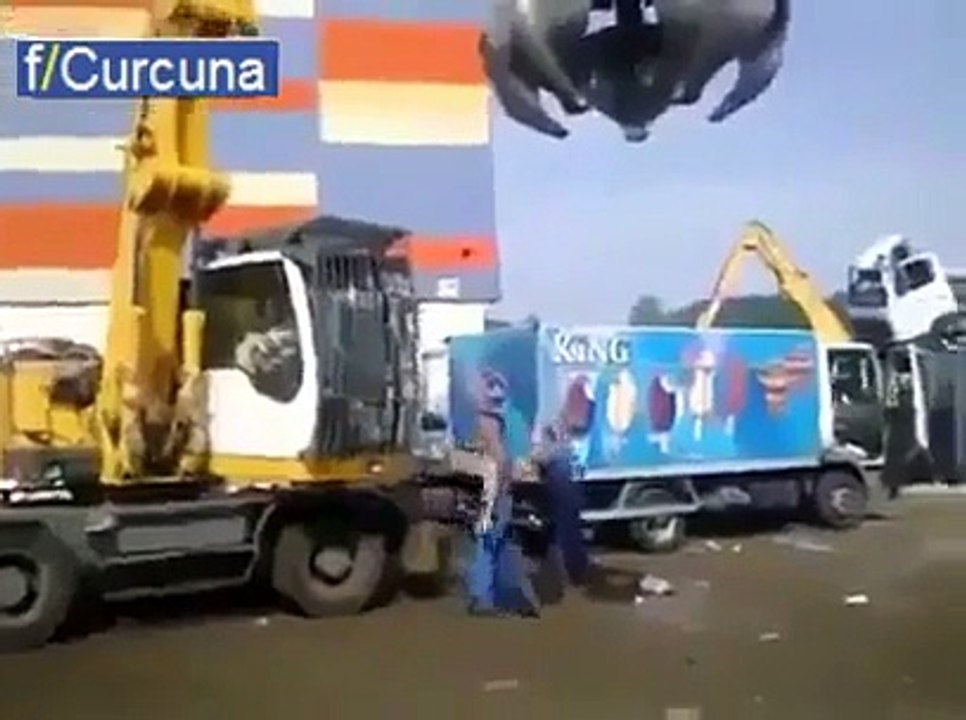 Sinirlenen adamın hunharca yaptıkları - Funny videos - Komik videolar