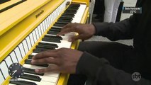 ONG espalha 60 pianos pintados a mão pelas ruas de Nova York