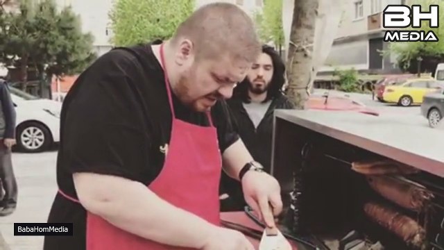 Emre MUTLU - Sipariş bastırınca gerilen kokoreççi Gürdal. W/ (arkadaki dayının ortalık karışacak diye ilerlemesi..)