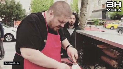 Emre MUTLU - Sipariş bastırınca gerilen kokoreççi Gürdal. W/  (arkadaki dayının ortalık karışacak diye ilerlemesi..)