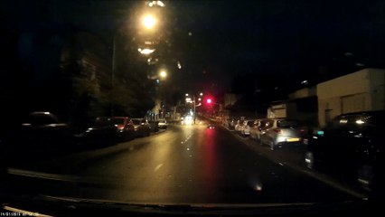 אמצע הלילה. רכב עובר באדום מלא כשממול יש רמזור ירוק