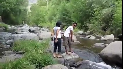 Zavallı Kızın Zıplama İstegi Ve Düşüsü